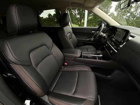 Used 2025 Nissan Pathfinder SL FWD image 13