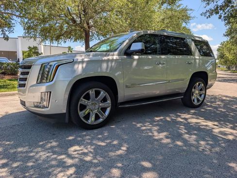 Used 2019 Cadillac Escalade Luxury AWD/4WD image 3