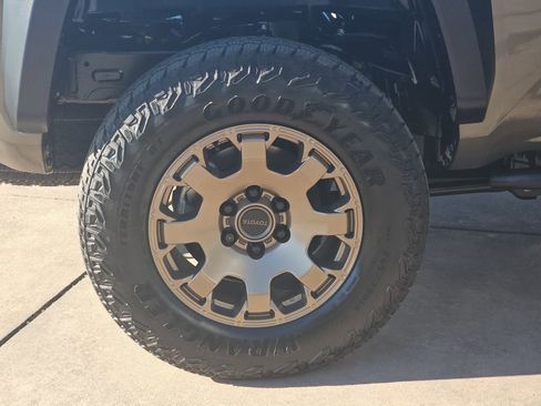 Used 2025 Toyota Tacoma Trailhunter image 36