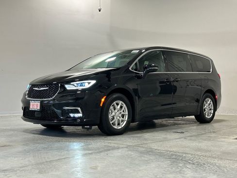 New 2026 Chrysler Pacifica Select image 2