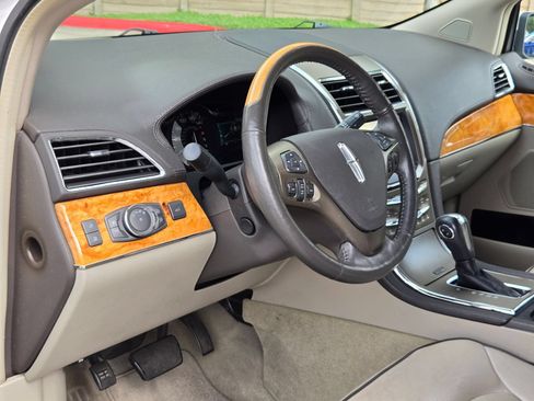 Used 2012 Lincoln MKX FWD image 12