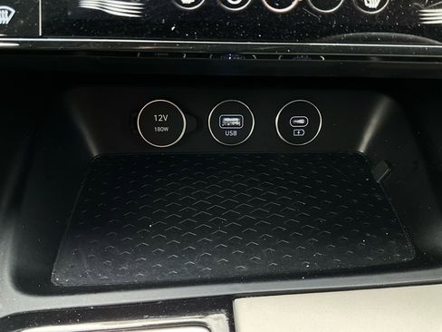 Used 2025 Genesis G70 2.5T image 25