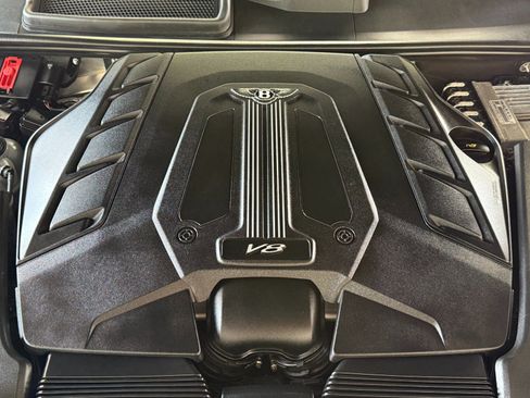 Used 2022 Bentley Bentayga AWD/4WD image 45
