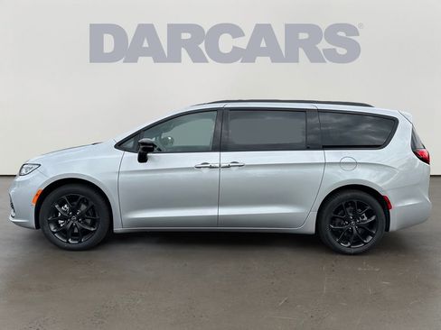 New 2026 Chrysler Pacifica Limited w/ S Appearance Package image 4