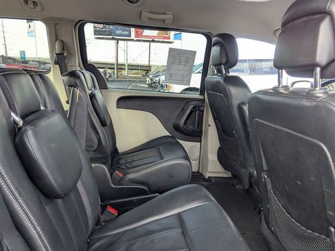 Used 2014 Chrysler Town & Country Touring image 22