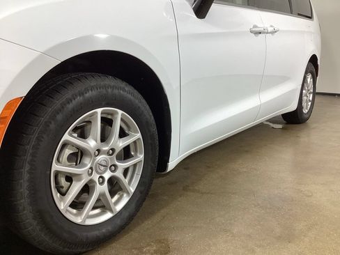 Used 2024 Chrysler Pacifica Touring-L FWD image 2