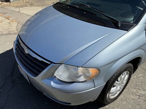 Used 2006 Chrysler Town & Country Touring image 27
