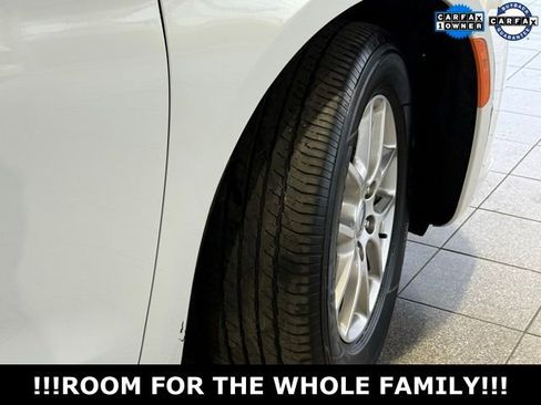 Used 2024 Chrysler Pacifica Touring-L image 12