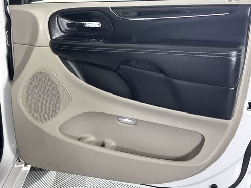 Used 2019 Dodge Grand Caravan SXT w/ Rear Park Assist Package FWD image 31