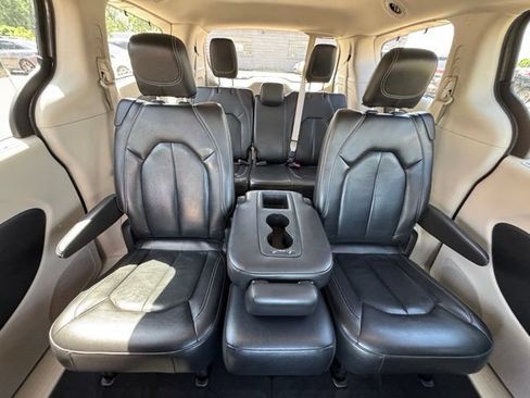Used 2022 Chrysler Pacifica Touring-L w/ Uconnect Theater Family Group FWD image 15