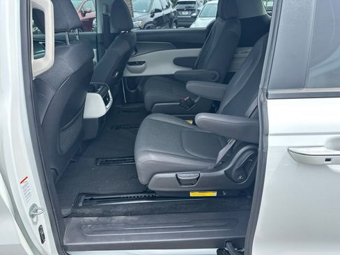 Used 2023 Kia Carnival LX FWD image 19