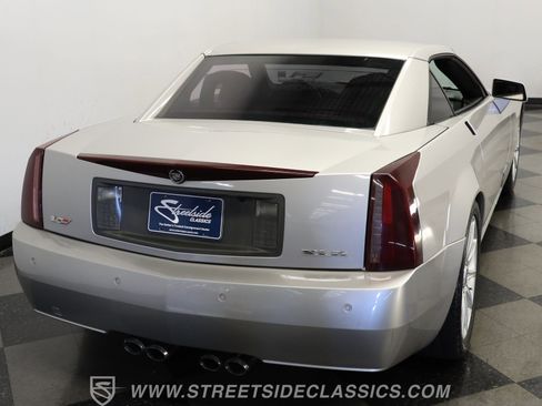 Used 2006 Cadillac XLR V image 9