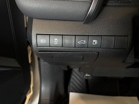 Used 2018 Toyota Camry SE w/ Moonroof Package image 18