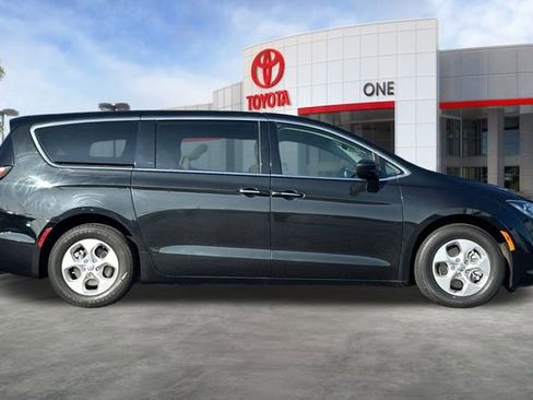 Used 2018 Chrysler Pacifica Touring Plus image 3