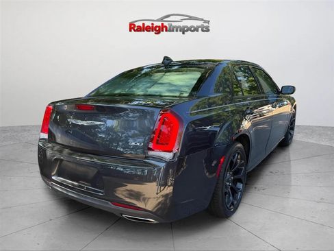Used 2019 Chrysler 300 Touring w/ Sport Appearance Package RWD image 5