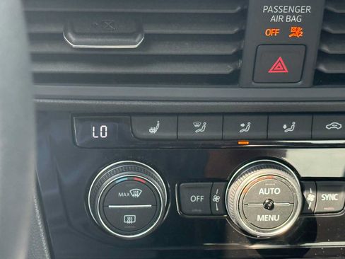 Certified 2023 Volkswagen Jetta SE w/ Panoramic Sunroof Package FWD image 28