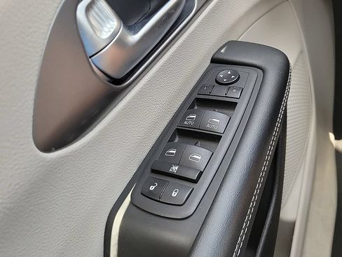 Used 2023 Chrysler Pacifica Touring-L FWD image 14