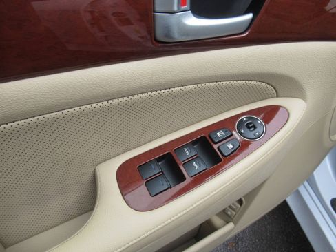 Used 2014 Hyundai Genesis 3.8 RWD image 17
