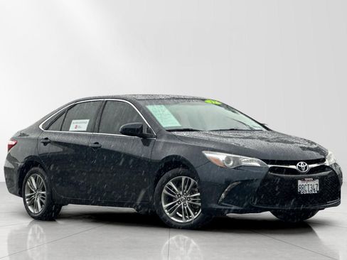 Used 2017 Toyota Camry SE image 1