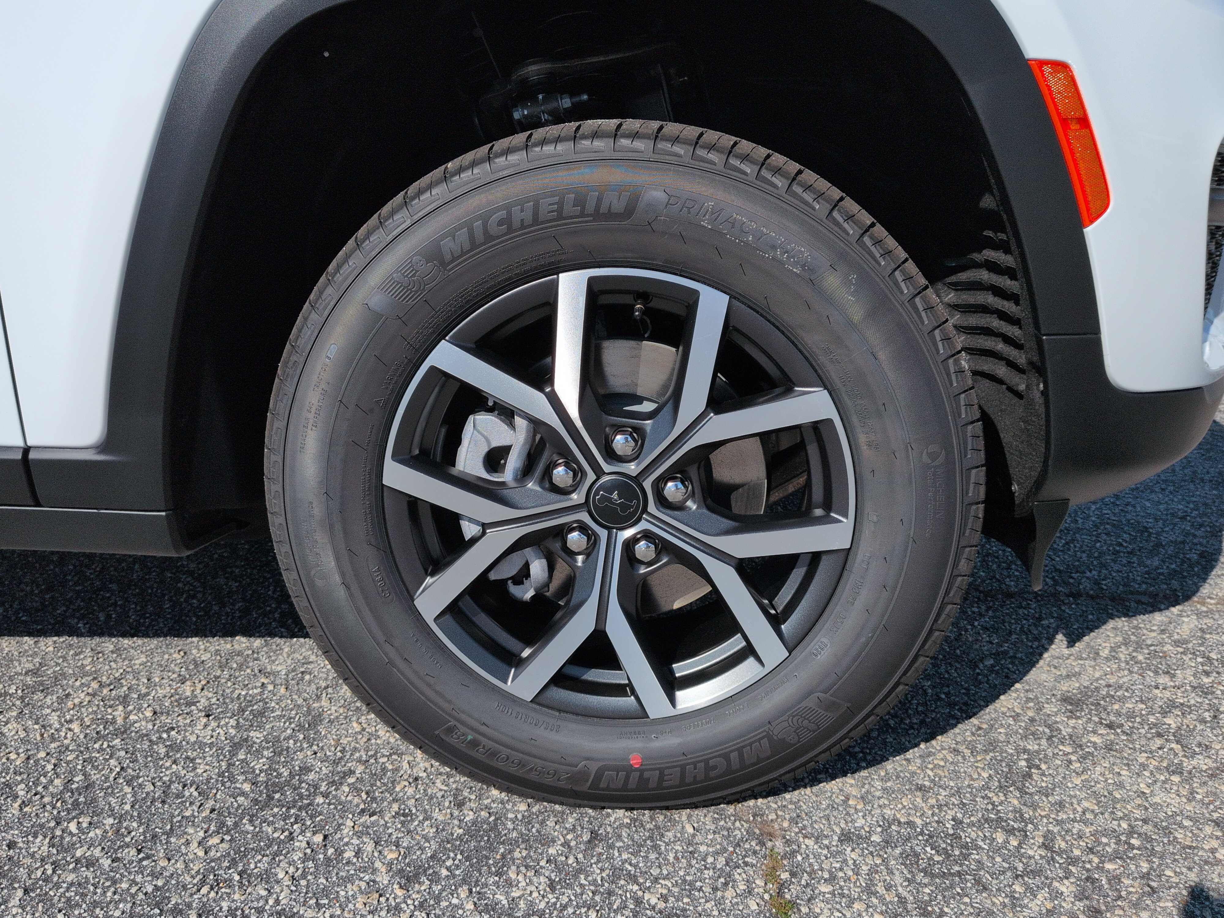 New 2027 Jeep Grand Cherokee Laredo RWD image 9