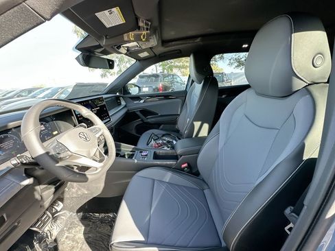 New 2025 Volkswagen Tiguan SE R-Line image 36