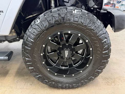 Used 2016 Jeep Wrangler Unlimited Sahara AWD/4WD image 23