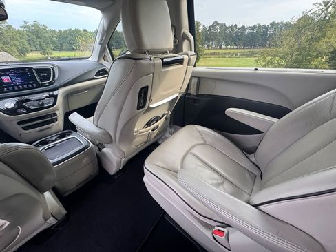 Used 2018 Chrysler Pacifica Limited w/ Advanced Safetytec Group image 18