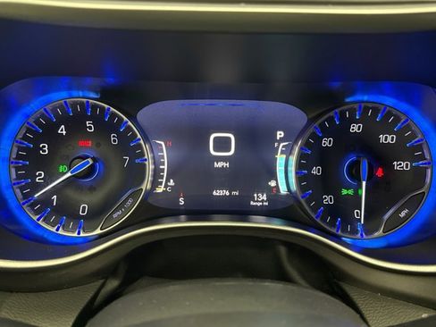 Used 2023 Chrysler Pacifica Touring-L FWD image 13