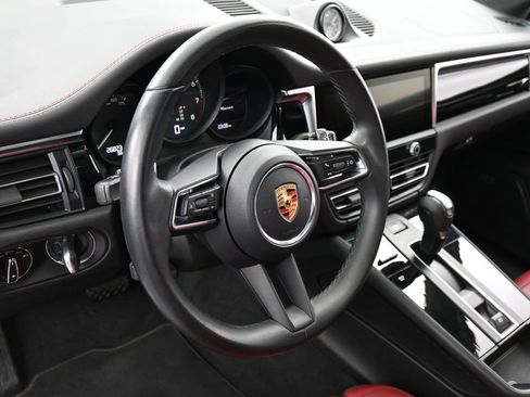 Certified 2022 Porsche Macan AWD/4WD image 17