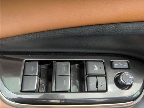Certified 2025 Toyota Crown Signia AWD/4WD image 10