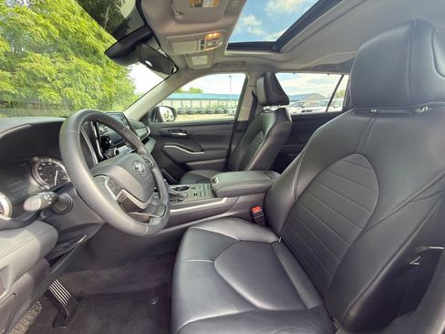 Used 2022 Toyota Highlander XLE AWD/4WD image 10