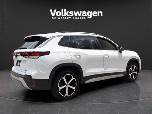 Used 2025 Volkswagen Tiguan SE w/ Panoramic Sunroof Package AWD/4WD image 8