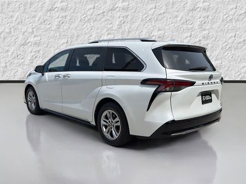 Used 2022 Toyota Sienna Limited FWD image 5