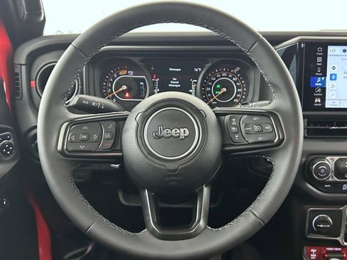 Used 2025 Jeep Wrangler Unlimited Rubicon AWD/4WD image 11