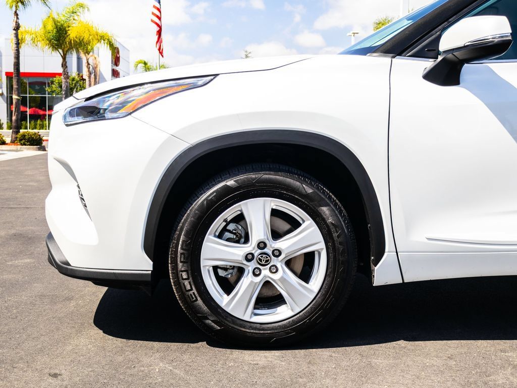 Used 2022 Toyota Highlander LE FWD image 5