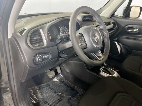 Used 2022 Jeep Renegade Latitude AWD/4WD image 9
