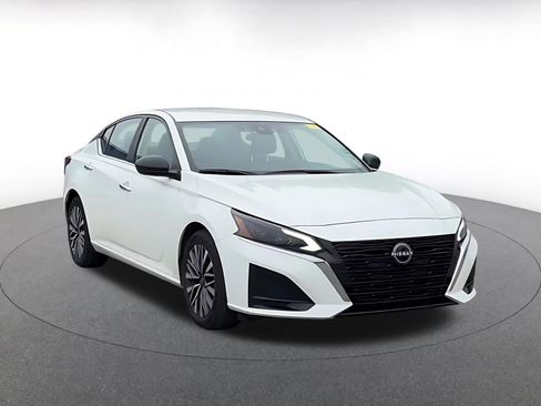 Used 2025 Nissan Altima 2.5 SV FWD image 3