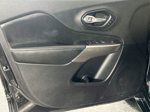 Used 2019 Jeep Cherokee High Altitude image 32