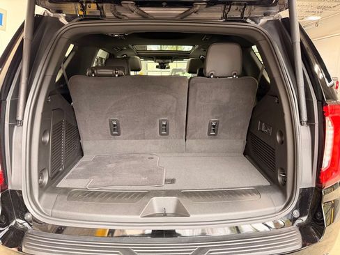Used 2024 GMC Yukon SLT w/ SLT Premium Package AWD/4WD image 8