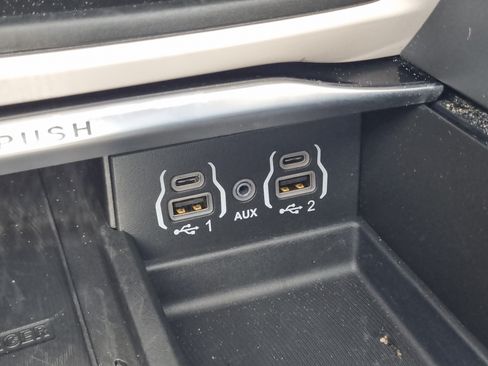 Used 2022 Chrysler Pacifica Limited AWD/4WD image 30