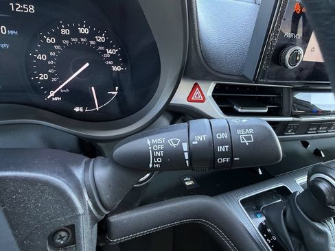 Used 2025 Toyota Sienna XLE FWD image 24