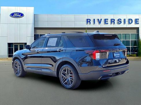 Used 2025 Ford Explorer ST-Line w/ ST-Line Street Pack image 4