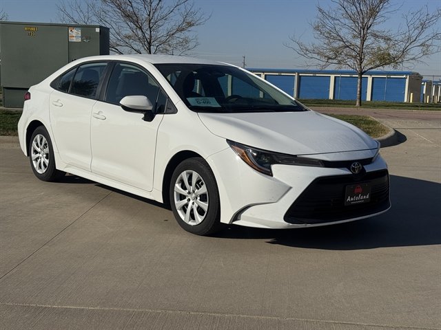 Used 2025 Toyota Corolla LE FWD image 2