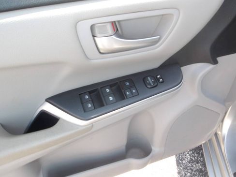 Used 2015 Toyota Camry SE FWD image 8