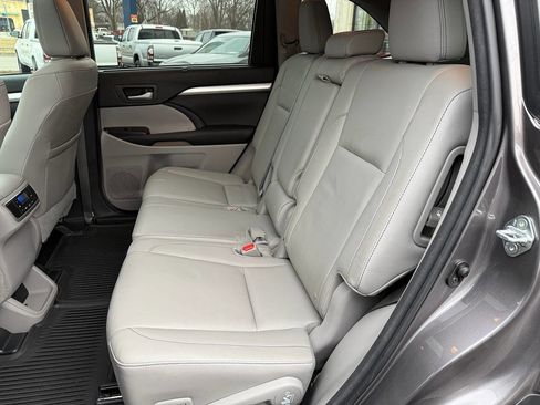 Used 2016 Toyota Highlander XLE image 32
