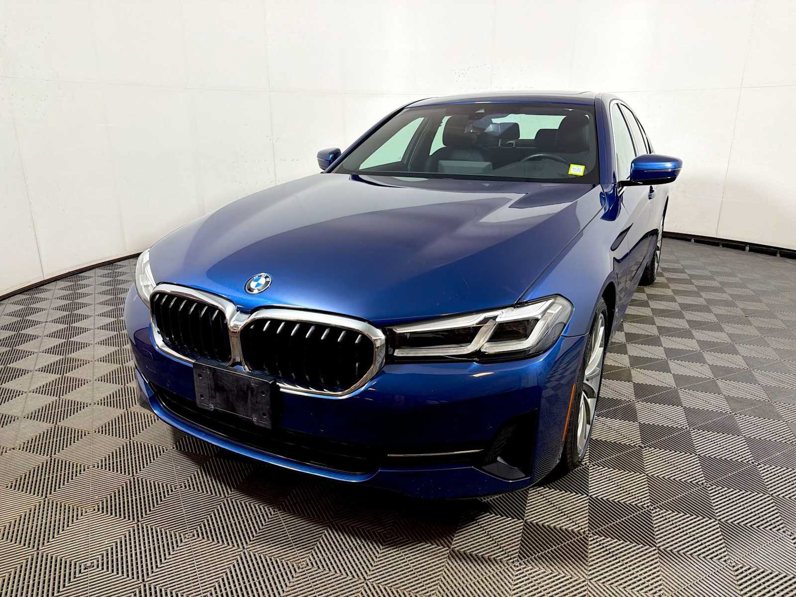 Used 2023 BMW 530i xDrive w/ Convenience Package AWD/4WD image 3
