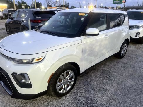 Used 2022 Kia Soul LX image 1