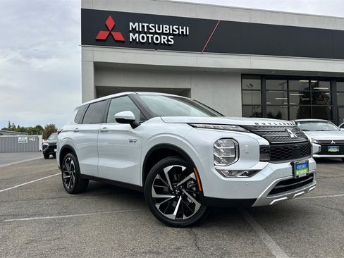 New 2025 Mitsubishi Outlander SE image 2