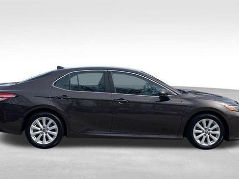 Used 2019 Toyota Camry LE image 10