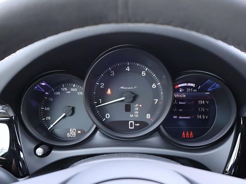 Certified 2025 Porsche Macan AWD/4WD image 26